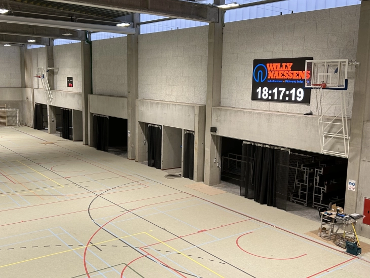 LED scherm en elektronische scoreborden met shotklokken voor basketbal in sporthal