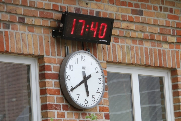 analoge klok voor speelplaats