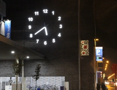 gevelklok met verlichte wijzers en cijfers