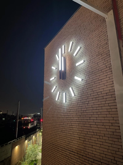 verlichte klok gevel